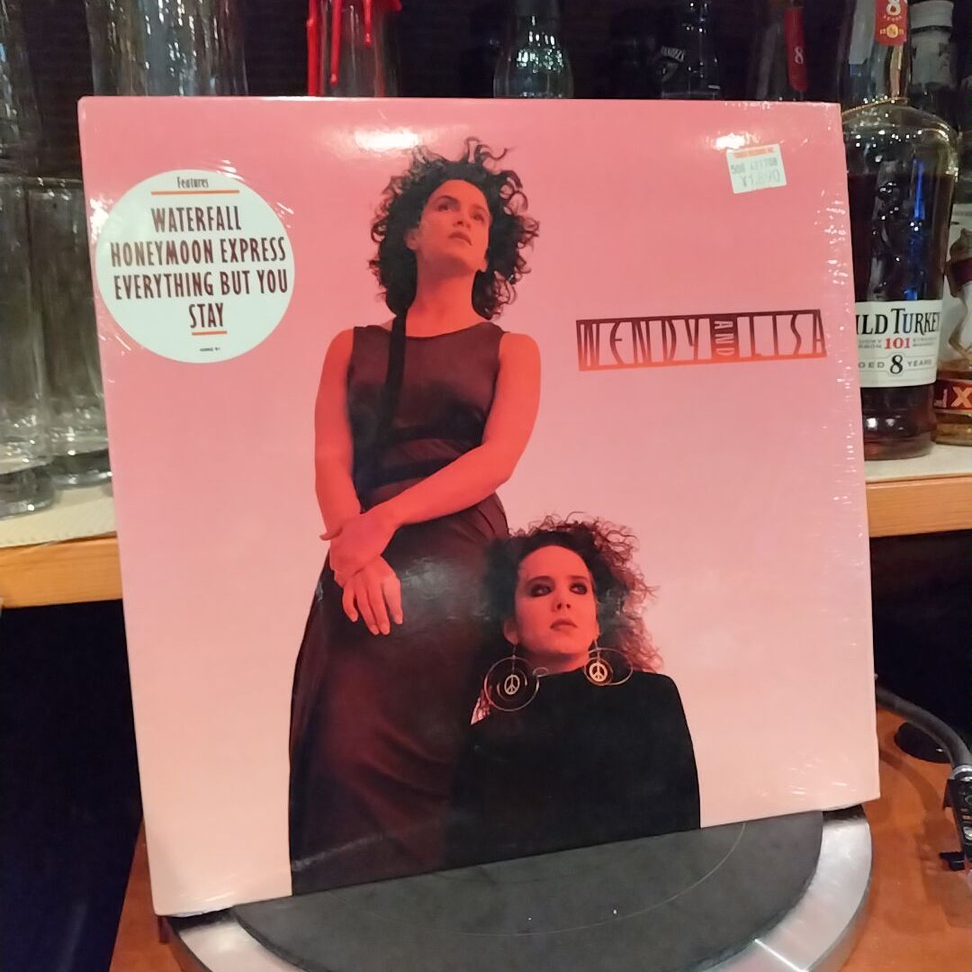 musicbargaffa's tweet image. 昨日、お客さまからウェンディ&amp;amp;リサのアナログを寄贈していただきました🎵このアルバムはCDしか持ってなかったので、嬉しい！ありがとうございました😉と感謝しつつ、今夜もガッファは19時オープンです🍻
#wendyandlisa #vinyl #vinylcollection #アナログ #レコード #レコードが聴ける店