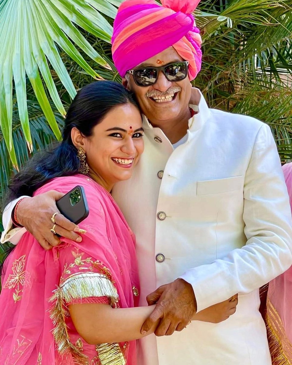 “संकल्प सफल हों पुष्प गुच्छ से 
आशाएँ जल सी प्रबल बनें ‘सुहासिनी’ 
शुभमय जीवन बने तुम्हारा 
तुमसे मेरी एक पहचान बने” 

मेरे पथ पर हर कदम साथ रहती बड़ी बिटिया सुहासिनी को जन्मदिन की अपार बधाई, असीम शुभकामनाएँ, अगणित आशीर्वाद!
