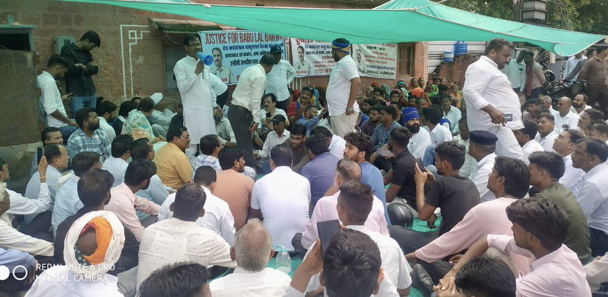 राजस्थान पुलिस के हेड कांस्टेबल बाबूलाल बैरवा जी की भांकरोटा पुलिस चौकी में आत्महत्या के बाद दोषियों को सजा दिलाने को लेकर SMS हॉस्पिटल पर चल रहे धरने को संबोधित किया। माननीय मुख्यमंत्री <a href="/BhajanlalBjp/">Bhajanlal Sharma</a> कृपया उक्त मामले में तत्काल कार्यवाही कर दोषियों को गिरफ़्तार करवाए।