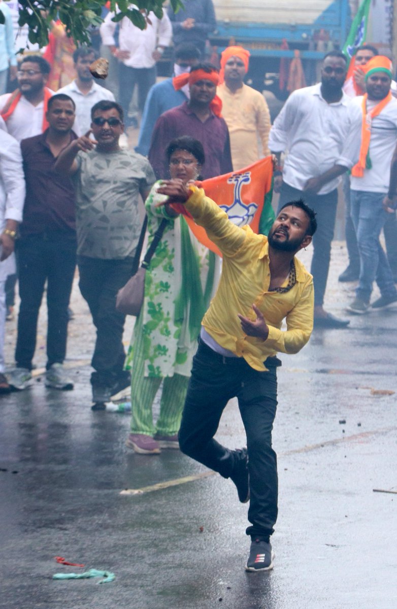 JmmJharkhand's tweet photo. कोई कहता था कपड़ो से ही उपद्रवियों की पहचान हो जाती है!

यह वही कायर भाजपाई उपद्रवी हैं जो भारत माँ के वीर जवानों पर पत्थर चला रहे हैं।

पत्थरबाज भाजपा!

यह शर्मनाक है @yourBabulal जी, @amarbauri जी! https://t.co/Xpz0bMB9Hr