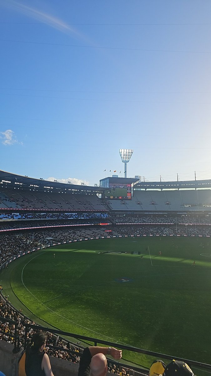Ray_Ray87's tweet photo. @AFL can some please tell me why we need the lights on @MCG https://t.co/J13AvvZPwo