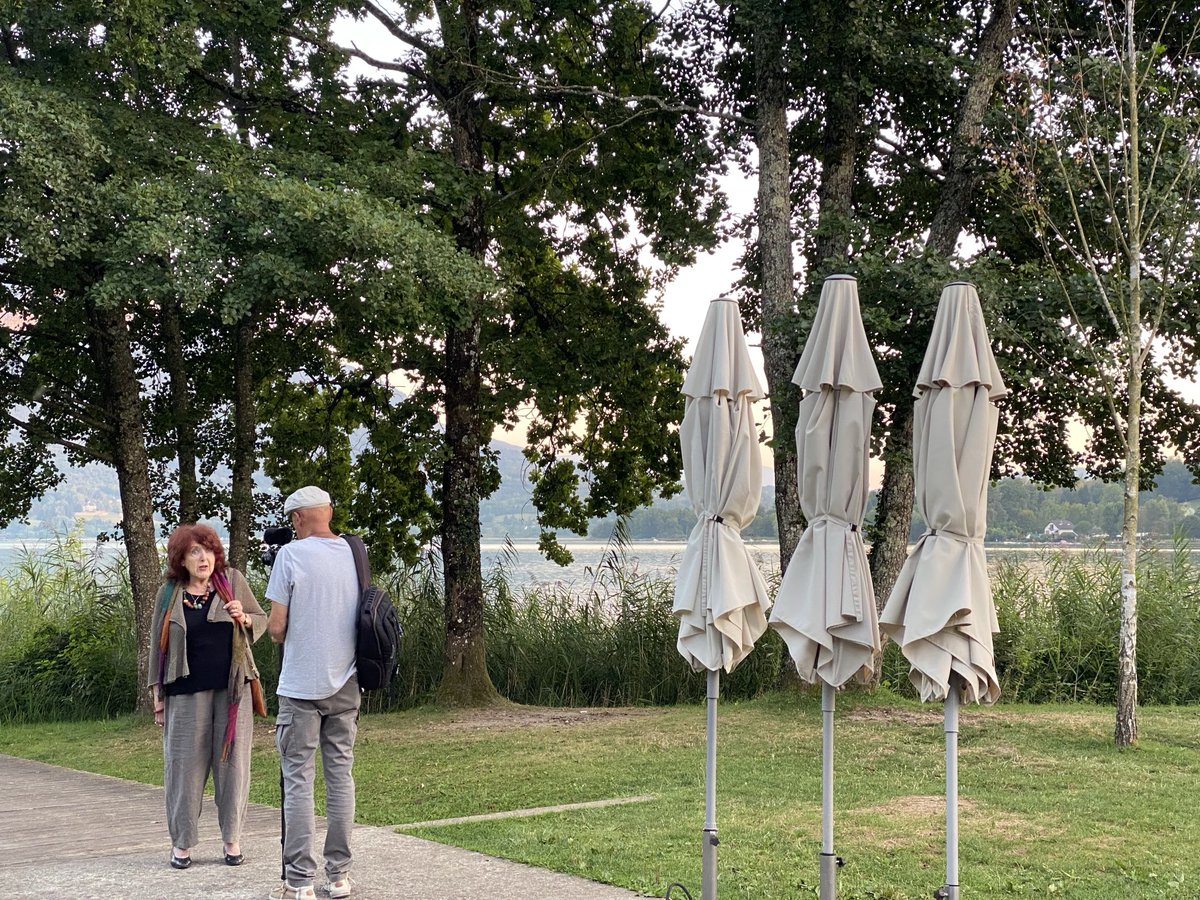 Betty Eppel, enfant sauvée par des paysans savoyards lors de la rafle d’août 1942, interviewée en marge de la lecture théâtrale, inspirée des archives de l'association <a href="/MemoireAout42/">Association Mémoire Août 1942</a>. 📆 Encore une représentation ce soir 24 août, 20h30, a la Maison du Lac d’Aiguebelette.