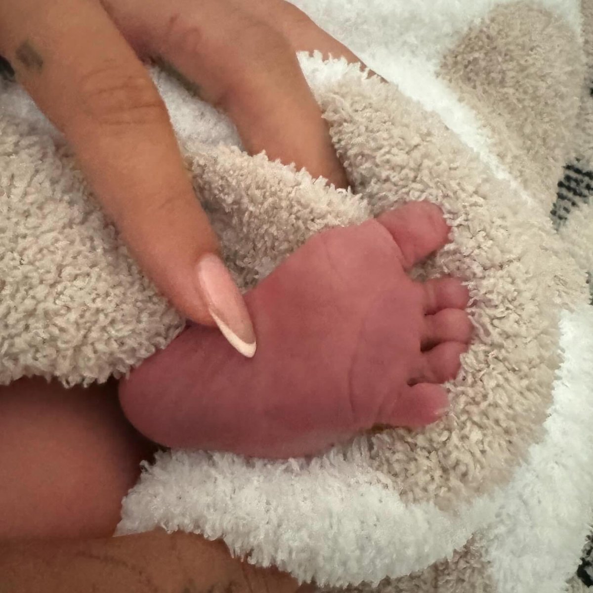 RadioSCOOPOff's tweet photo. .@justinbieber papa pour la première fois ! 👨‍🍼 Il annonce la naissance de son petit garçon avec Hailey Bieber et dévoile son prénom : Jack Blues Bieber 🍼🩵

Félicitations aux jeunes parents 👏

#RadioSCOOP #justinbieber #haileybieber #jackbluesbieber https://t.co/nFwYYjKNAh