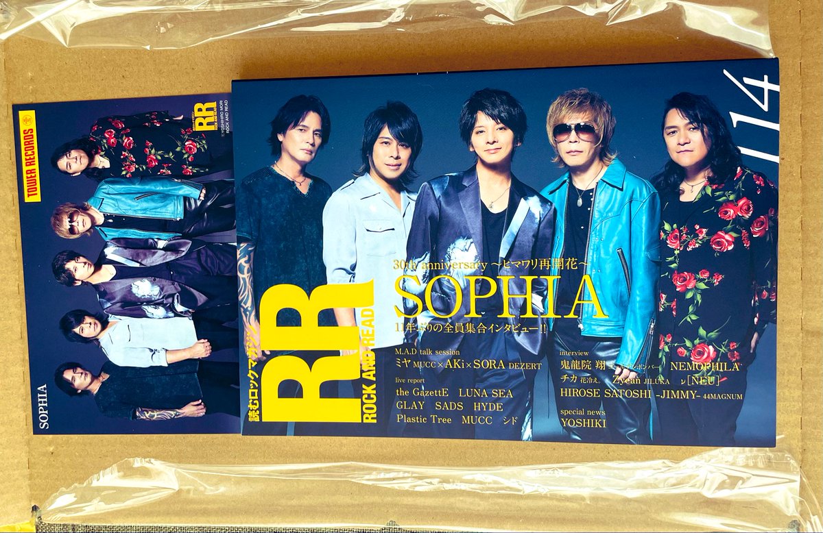 ksmSOPHIAns2000's tweet photo. 受取りました🌻
(表紙にうっすらキズが幾つかあり残念😨)
ぐっと涙を堪えながら、歓喜しながら読みました🌻
松ちゃんのソロを読み、やっぱりそうだったのか…🥹って。
こうして5人で復活し、活動してくれることに本当に感謝です🌻
ありがとう私の青春🌻SOPHIA🌻
#SOPHIA
#RR114 https://t.co/lNoQAKfKWl