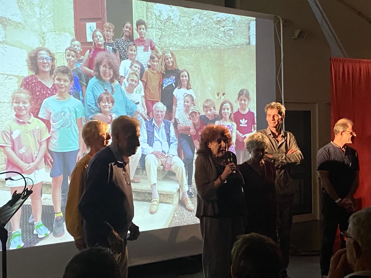 Après la représentation d’ «Un été a Aiguebelette », Betty Eppel témoigne de son attachement à la Savoie, où, enfant juive cachée durant l’Occupation, elle a paradoxalement passé « les plus belles années de sa vie ».