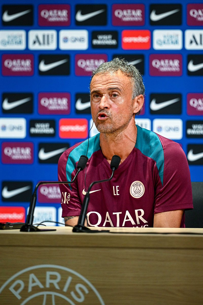 _BeFootball's tweet photo. 🚨 Luis Enrique 🇪🇸 :

«  𝗖’𝗲𝘀𝘁 𝘀𝗮𝗻𝘀 𝗱𝗼𝘂𝘁𝗲 𝗹𝗮 𝘀𝗲𝘂𝗹𝗲 𝗲́𝗾𝘂𝗶𝗽𝗲 𝗮𝘃𝗲𝗰 𝗹𝗮𝗾𝘂𝗲𝗹𝗹𝗲 𝗷𝗲 𝗽𝗲𝘂𝘅 𝗷𝗼𝘂𝗲𝗿 𝗮𝘃𝗲𝗰 𝟳 𝗷𝗼𝘂𝗲𝘂𝗿𝘀 𝗼𝗳𝗳𝗲𝗻𝘀𝗶𝗳𝘀 𝗺𝗮𝗶𝘀 𝗾𝘂𝗶 𝘁𝗿𝗮𝘃𝗮𝗶𝗹𝗹𝗲𝗻𝘁 𝗱𝗲́𝗳𝗲𝗻𝘀𝗶𝘃𝗲𝗺𝗲𝗻𝘁. 

𝗝𝗲 𝗰𝗿��𝗶𝘀 𝗾𝘂𝗲 𝘃𝗼𝘂𝘀 𝗻’𝗮𝘃𝗲𝘇 𝗽𝗮𝘀 𝘃𝘂 𝘂𝗻𝗲 𝘀𝘁𝗮𝗿 𝗺𝗮𝗶𝘀 𝘀𝗲𝗶𝘇𝗲, 𝗾𝘂𝗶 𝘀𝗼𝗻𝘁 𝘃𝗲𝗻𝘂𝗲𝘀 𝗱𝗲́𝗳𝗲𝗻𝗱𝗿𝗲 𝗹𝗲𝘀 𝗰𝗼𝘂𝗹𝗲𝘂𝗿𝘀 𝗱𝘂 𝗣𝗮𝗿𝗶𝘀 𝗦𝗮𝗶𝗻𝘁-𝗚𝗲𝗿𝗺𝗮𝗶𝗻. 𝗖’𝗲𝘀𝘁 𝗰̧𝗮 𝗹𝗮 𝗽𝗲𝗿𝗳𝗲𝗰𝘁𝗶𝗼𝗻. 𝗖’𝗲𝘀𝘁 𝗰̧𝗮 𝗾𝘂𝗲 𝗹’𝗼𝗻 𝗿𝗲𝗰𝗵𝗲𝗿𝗰𝗵𝗲. »

(CP)