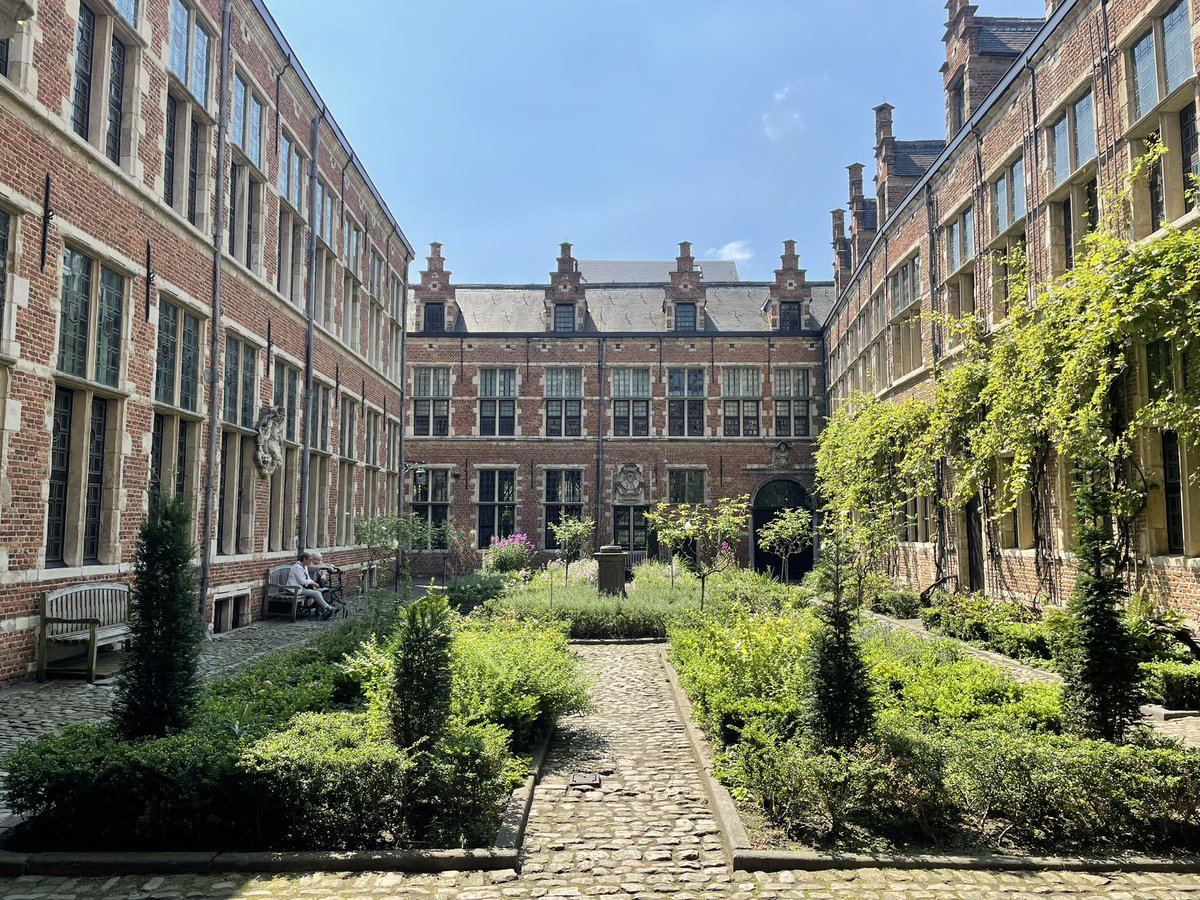 En el museo de la imprenta Plantin-Moretus de Amberes, Bélgica 📜

#layton #profesorlayton #proffesorlayton #amberes #belgica #belgium #museo #museodelaimprenta #plantinmoretus #vacaciones #verano #viaje