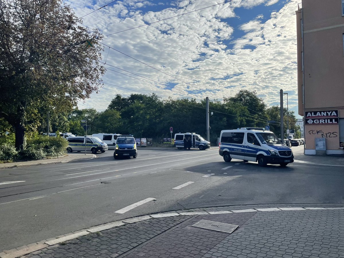 Auftaktkundgebungs Ort (Neustädter Bahnhof) der Nazis mit Hamburger Gittern abgesperrt. Mindestens 2 Hundertschaften 

Anscheinend sammeln sich erste Faschos in #Magdeburg Innenstadt zwischen Goldschmiedebrücke Nähe Dom #md2408