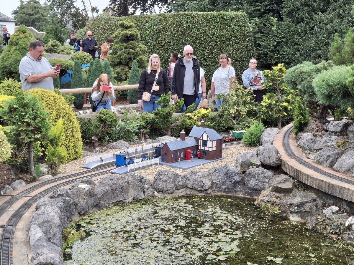 In Godshill model village on the Isle of Wight,
Stand two tiny postboxes, a charming sight.
1/10th scale models, all red and bright,
Bringing joy to all, day and night.

#postboxSaturday 📮✉️📝💜