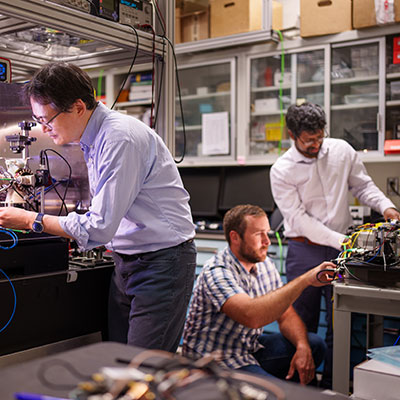 OPNmagazine's tweet image. Researchers at @SandiaLabs hope to eventually create a miniaturized motion #sensor based on atom #interferometry and have demonstrated an important step toward this in their new work 👉 bit.ly/4dxVfY8

#optics #research #technology
