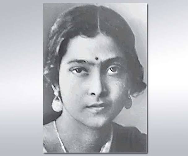 RUPESHK27636311's tweet photo. 6 फरवरी, 1932 कलकत्ता विश्वविद्यालय में दीक्षांत समारोह का दिन था,हॉल में बंगाल के ब्रिटिश गवर्नर स्टेनली जैक्सन भाषण दे रहे थे, तभी एक 21 वर्षीय लड़की मंच पर पहुंची और गोलीबारी शुरू कर दी.
वह बहादुर लड़की कोई और नहीं बल्कि बीना दास थी।
जयंती पर उन्हें नयन !#binadas #gk #kolkata https://t.co/8ygUauafkz