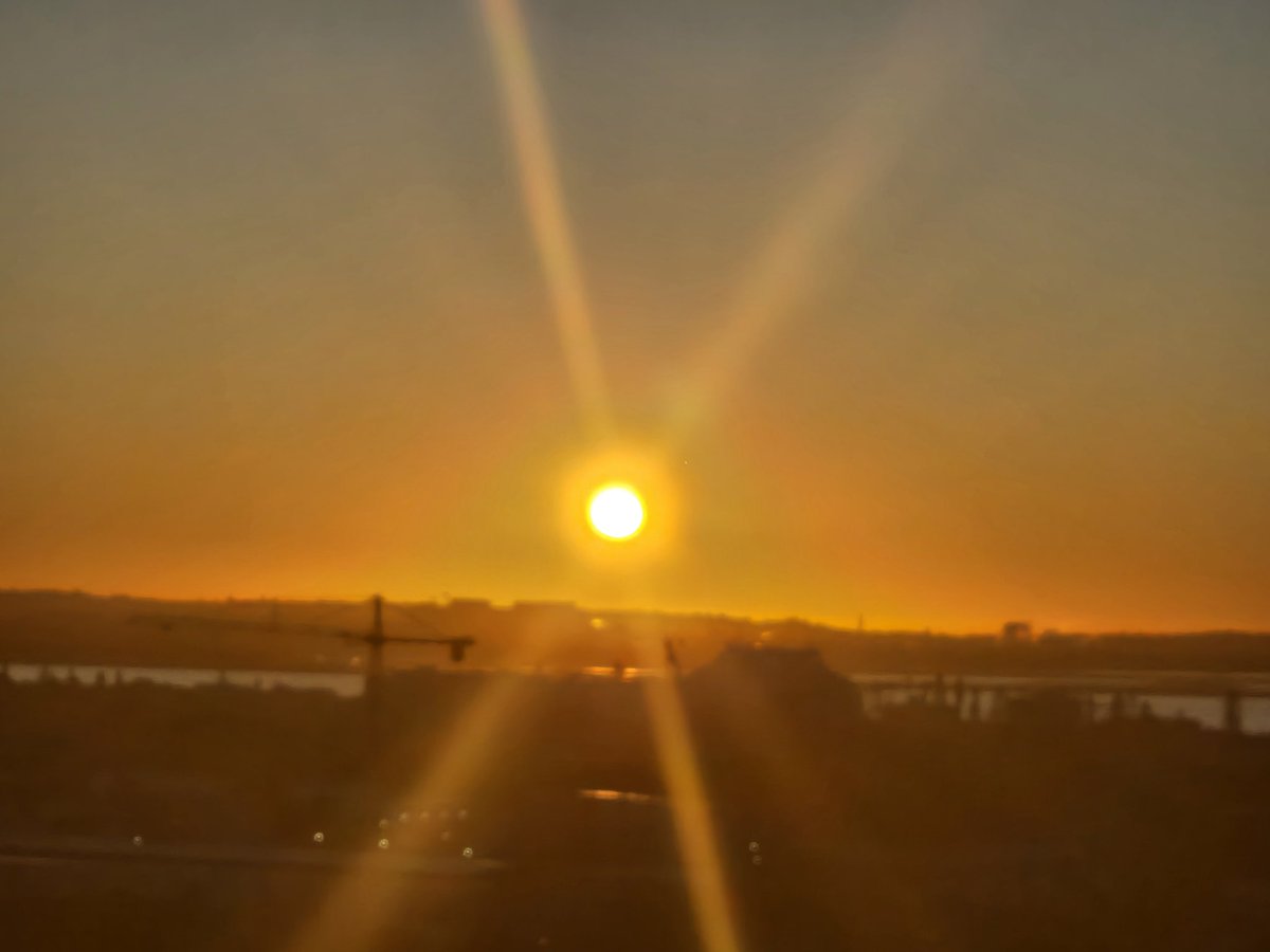 CraigL59787747's tweet photo. Sunrise over Sydney https://t.co/sCym471Jbr