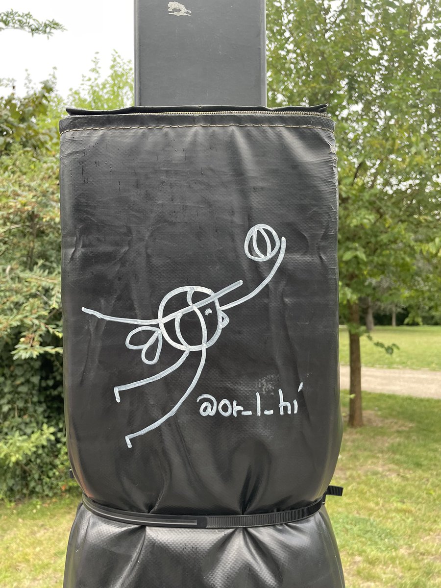 PChatou's tweet image. Notre terrain 🏀 est desormais baptisé par la street artiste Or_l_hi 🔥🔥🔥

#basketball #playground #streetart #ballislife