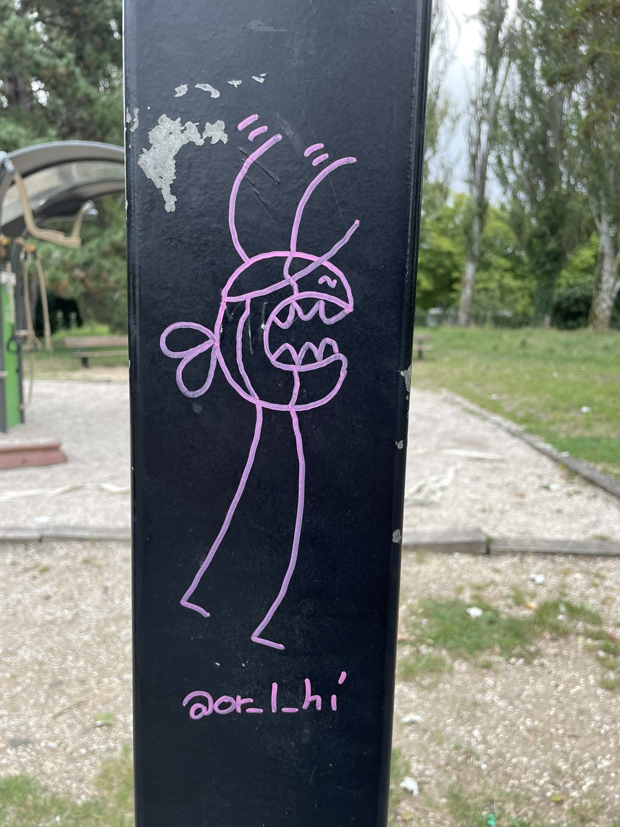 PChatou's tweet image. Notre terrain 🏀 est desormais baptisé par la street artiste Or_l_hi 🔥🔥🔥

#basketball #playground #streetart #ballislife