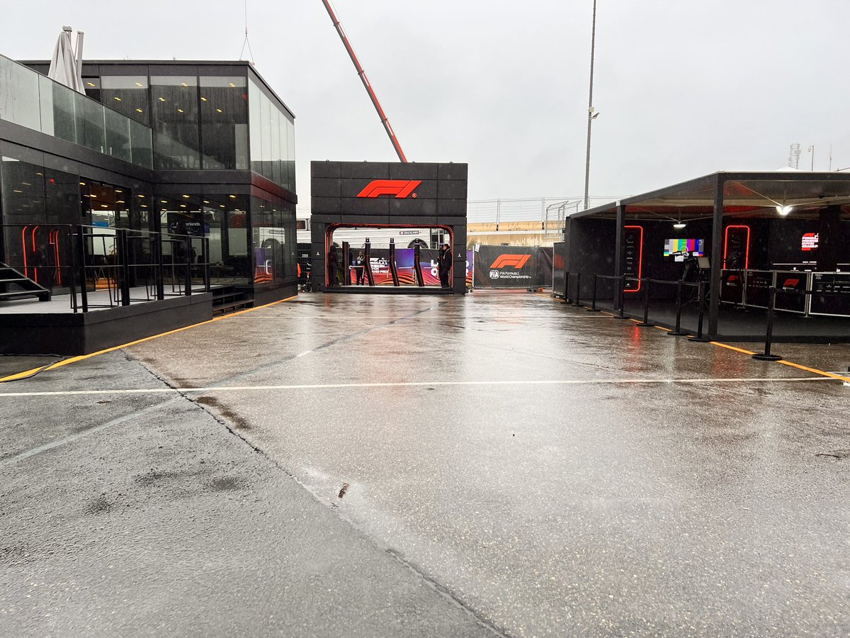 JorisMosterdijk's tweet photo. Nog 5 uur tot de kwalificatie in Zandvoort. Het weerbericht momenteel: hondenweer.

#F1 #Dutchgp https://t.co/QIBoAAT0c9