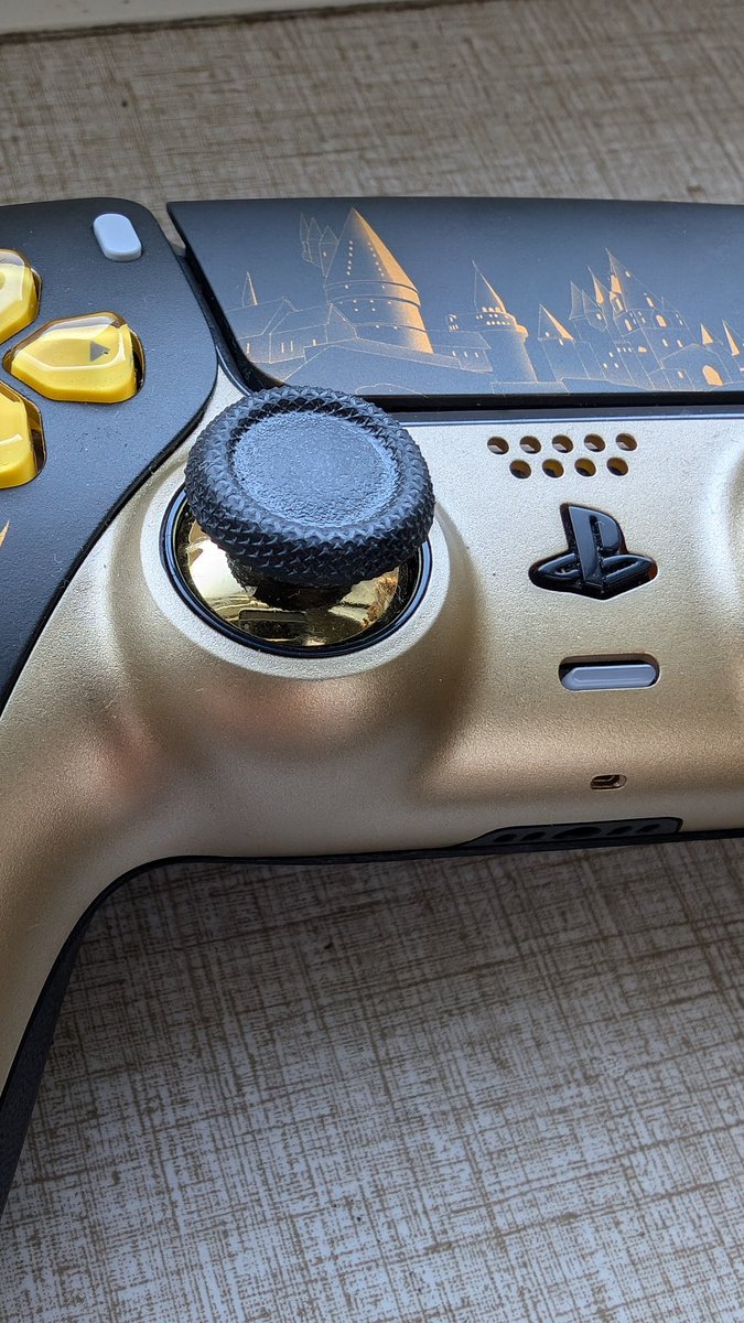 NovidX's tweet photo. I swear to God I have the coolest boyfriend.
One of my PS5 controllers had stick drift, I was so sad since a new controller would be hella expensive.
So he bought the parts home to fix it.
But not only that, he also bought parts to "upgrade it" 😍
I MEAN, LOOK AT DIS https://t.co/1Hbz9rhJTD