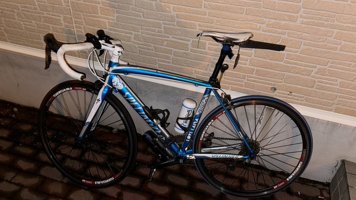 ginga__kujira's tweet photo. 探しています
8/24 12時ごろ、ヤマダ電機札幌本店にて下の写真の自転車が行方不明になりました。

もしもどこかで乗り捨てられている、乗られているのを見たなど情報があればお寄せ頂けますと幸いです。

車種　SPECIALIZED ALLEZ ELITE 2012ブルーホワイト
コンポが5800に載せ替えられています。 https://t.co/XuNjn3iFvu