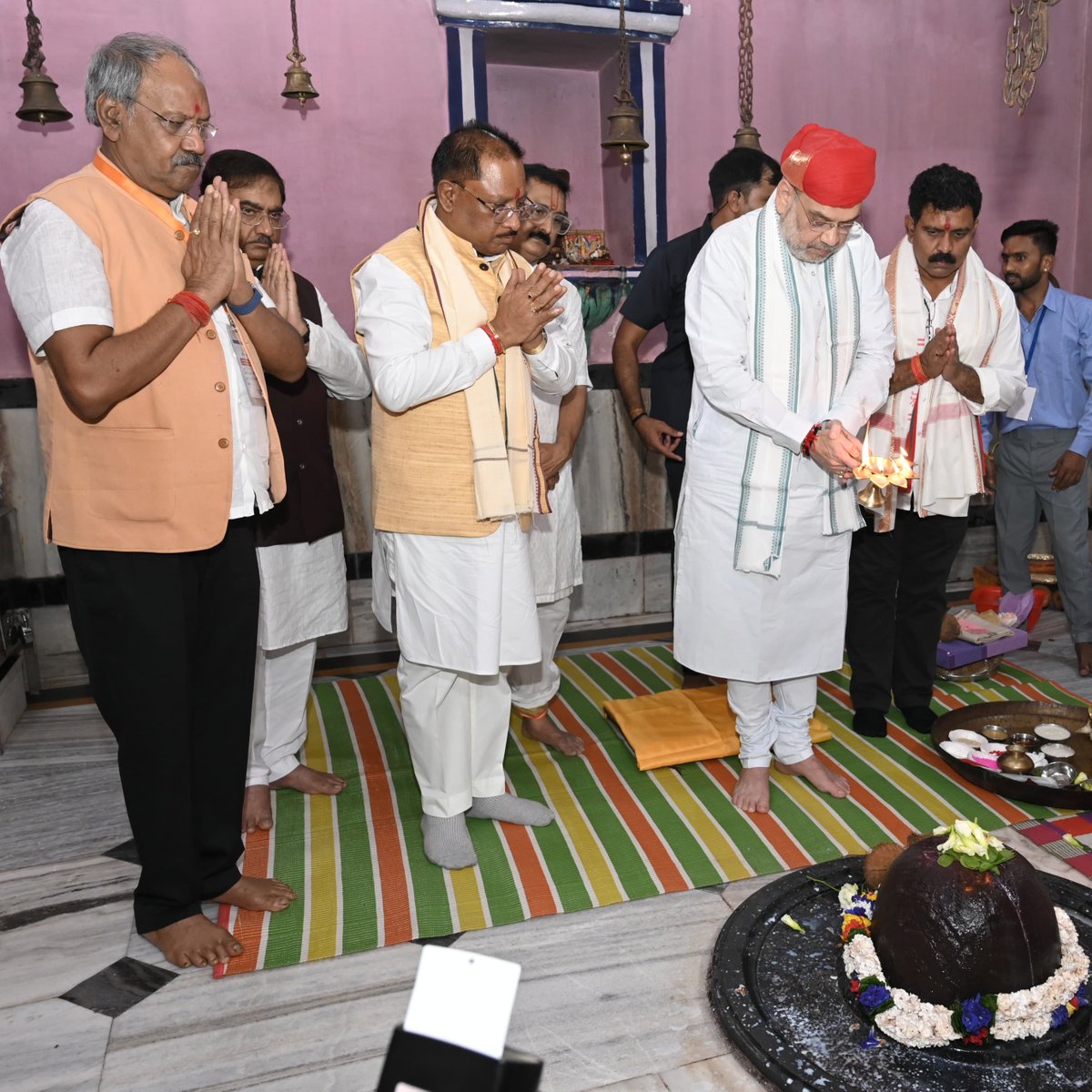 || जय चम्पेश्वर महादेव || 

आज माननीय केंद्रीय गृहमंत्री श्री <a href="/AmitShah/">Amit Shah</a> जी के साथ चंपारण में चम्पेश्वर महादेव जी के दर्शन-पूजन का सौभाग्य प्राप्त हुआ। देवाधिदेव महादेव से समस्त प्रदेशवासियों के सुख-समृद्धि और खुशहाली की कामना की।

इस अवसर पर उपमुख्यमंत्री श्री विजय शर्मा जी,