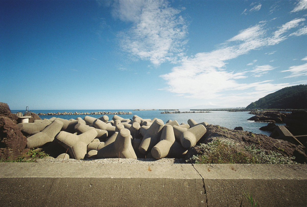 hiiragisanaka's tweet photo. 海とテトラ
#bessaL #ultrawideheriar12mm #kodakgold200 https://t.co/Wp2zQO4ypI