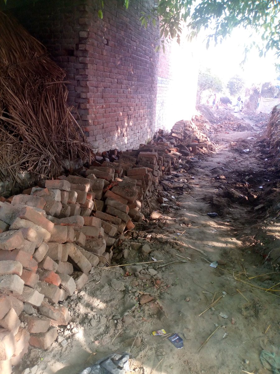 ग्राम सिंगापुर पनई के वर्तमान प्रधान द्वारा बहुत भ्रष्टाचार हो रहा है गांव का डेढ़ किलोमीटर सरकारी कारंजा उखाड़ करके सरकारी चक रोड पर अपना गोदाम बना लिया शिकायत करने पर कोई अधिकारी नहीं सुन रहा आते हैं अपनी जेब भरकर चले जाते हैं बहुत भी भ्रष्टाचार हो रहा है इसकी उचित जांच की जाए