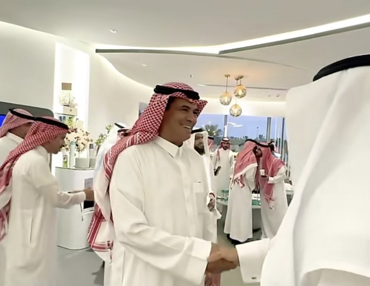 تلقيت دعوة كريمة من الاستشاري تقويم الأسنان الدكتور أنس العمار لحضور افتتاح عيادات (ذا ون ) في #بريدة التي يقوم عليها استشاريين سعوديين في مجال طب الاسنان وبعض التخصصات الأخرى ،، فكان الإبهار والابداع في الامكانيات والقدرات الوطنية التي يعتز بها كل مواطن سعودي وهو يشاهد ماوصل