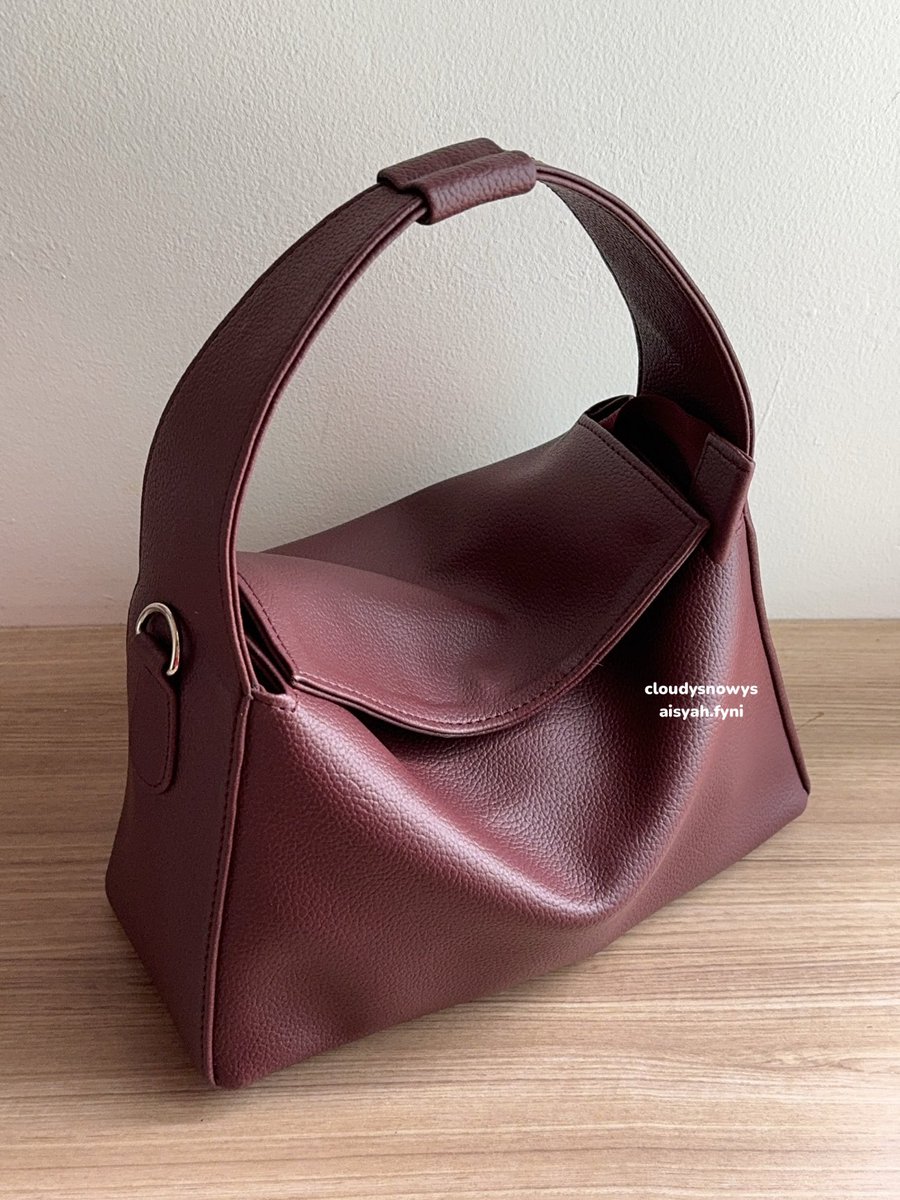 cloudysnowys's tweet photo. share koleksi tas main yang aku punya✨

tasnya ini bisa jadi beberapa look (slingbag, handbag, shoulder bag) &amp; tentunya muat banyak, START FROM 60RIBUAN AJA 💌

REVIEW PRIBADI &amp; REAL PICT NO ZONK🙏🏻 https://t.co/KYRV1mt5zN