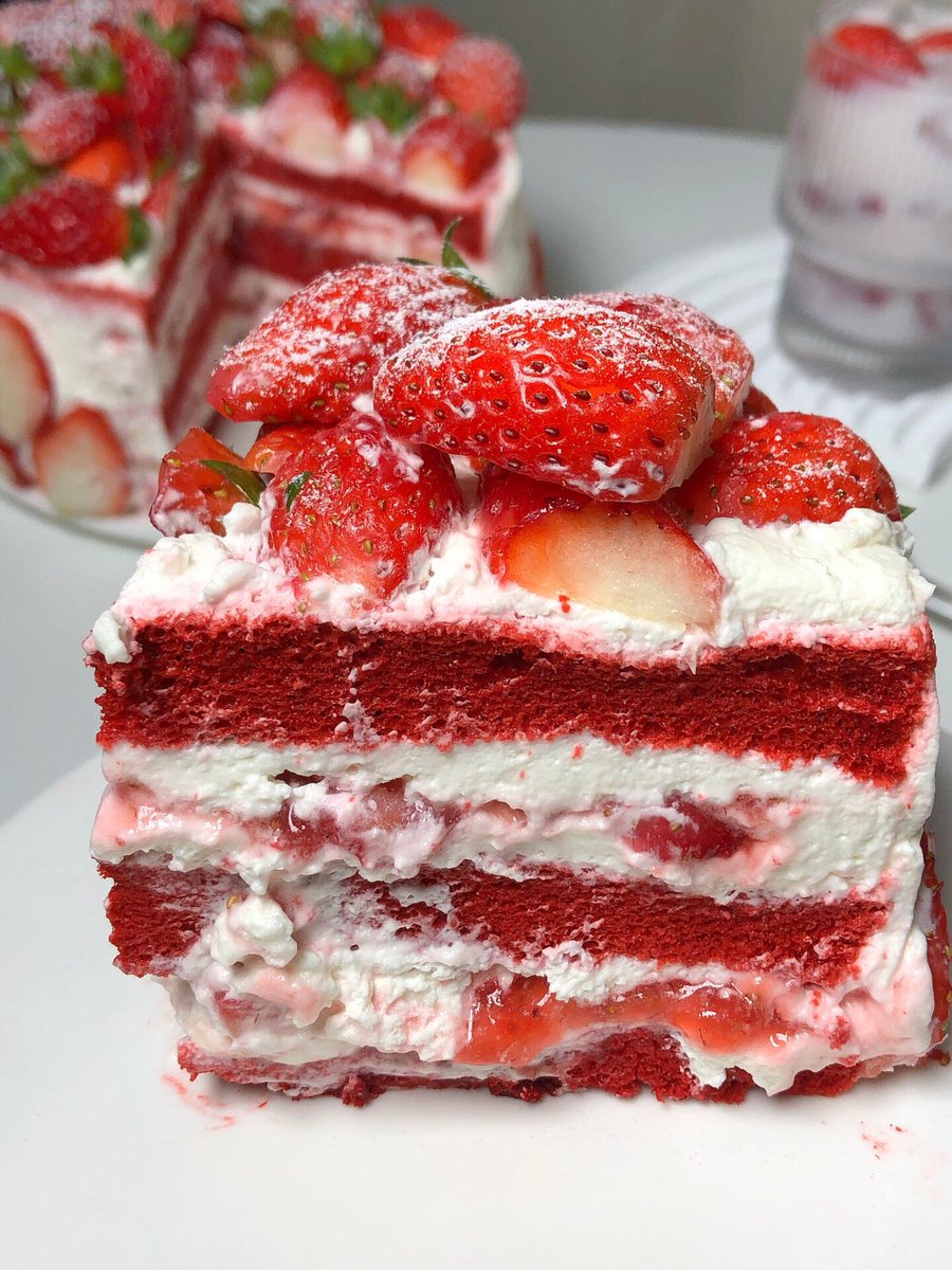 MAHADEVASFA's tweet image. 🎂💖 "Small cake, big joy! Every layer is love, every bite is happiness!"