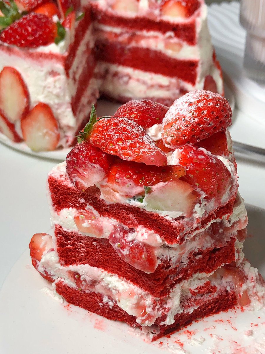 MAHADEVASFA's tweet image. 🎂💖 "Small cake, big joy! Every layer is love, every bite is happiness!"