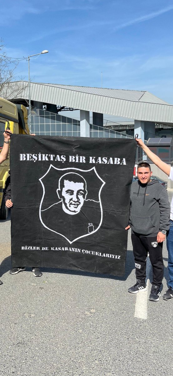 Senin yolundan senin izinden gidiyoruz gidecegiz seni bir gun degil bir omur boyu yasatacagiz. DOĞUM GÜNÜN KUTLU OLSUN AĞABEY
#FerdiArslan