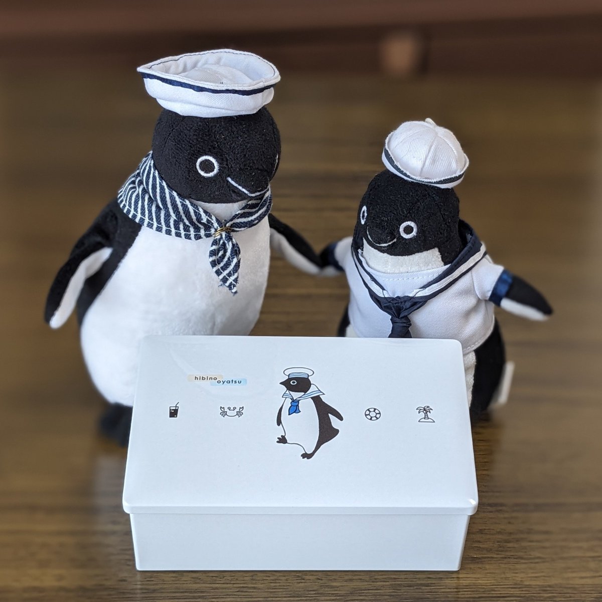 nanoka723's tweet photo. 楽しみにしてたクッキー缶🍪届いた！
めっちゃかわいい……！
しばらくおやつタイムが充実しそう🐧

#ぬい撮り  
#Suicaのペンギン  
#おやついーと https://t.co/sVy15cYYPV