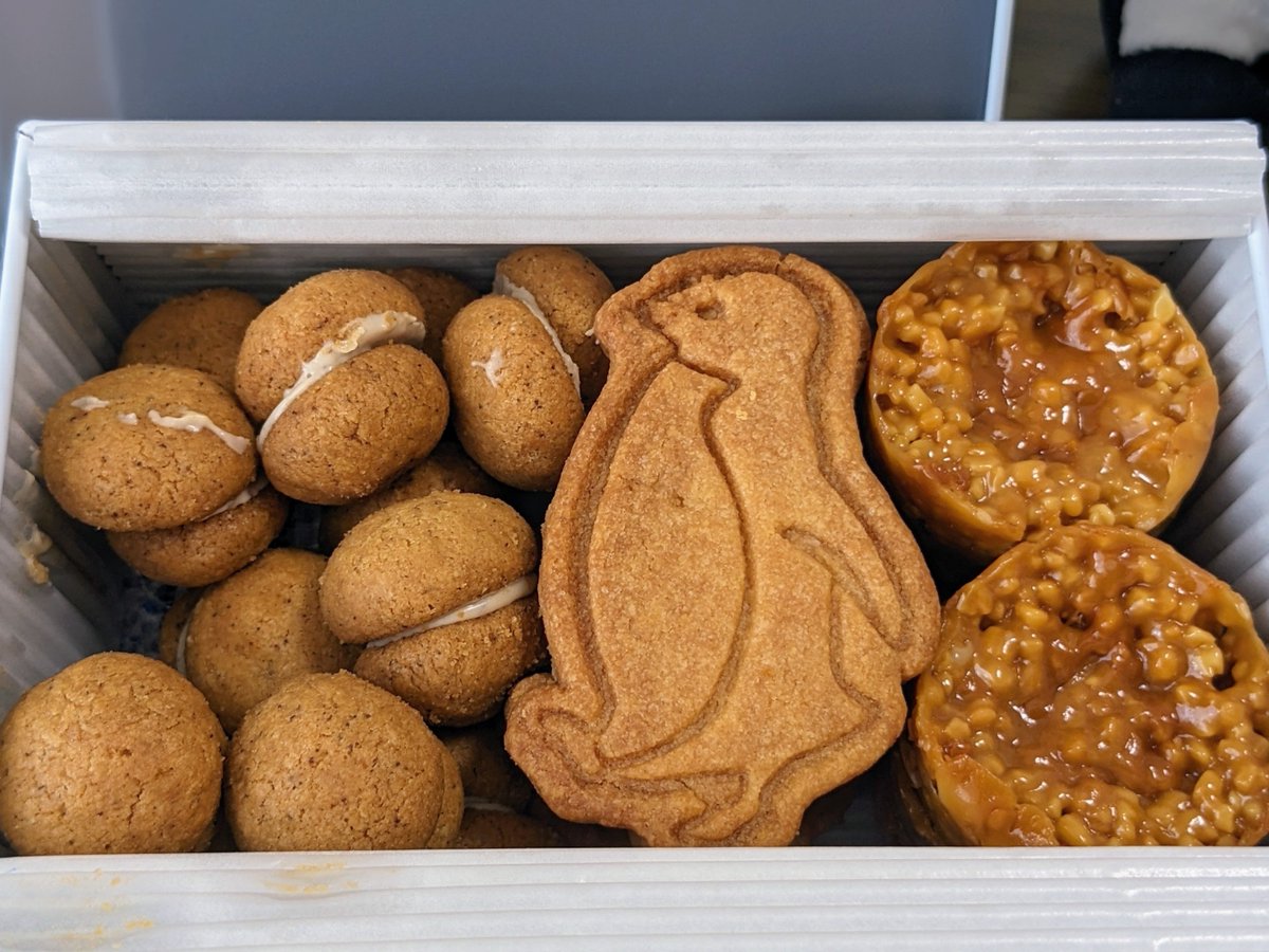 nanoka723's tweet photo. 楽しみにしてたクッキー缶🍪届いた！
めっちゃかわいい……！
しばらくおやつタイムが充実しそう🐧

#ぬい撮り  
#Suicaのペンギン  
#おやついーと https://t.co/sVy15cYYPV