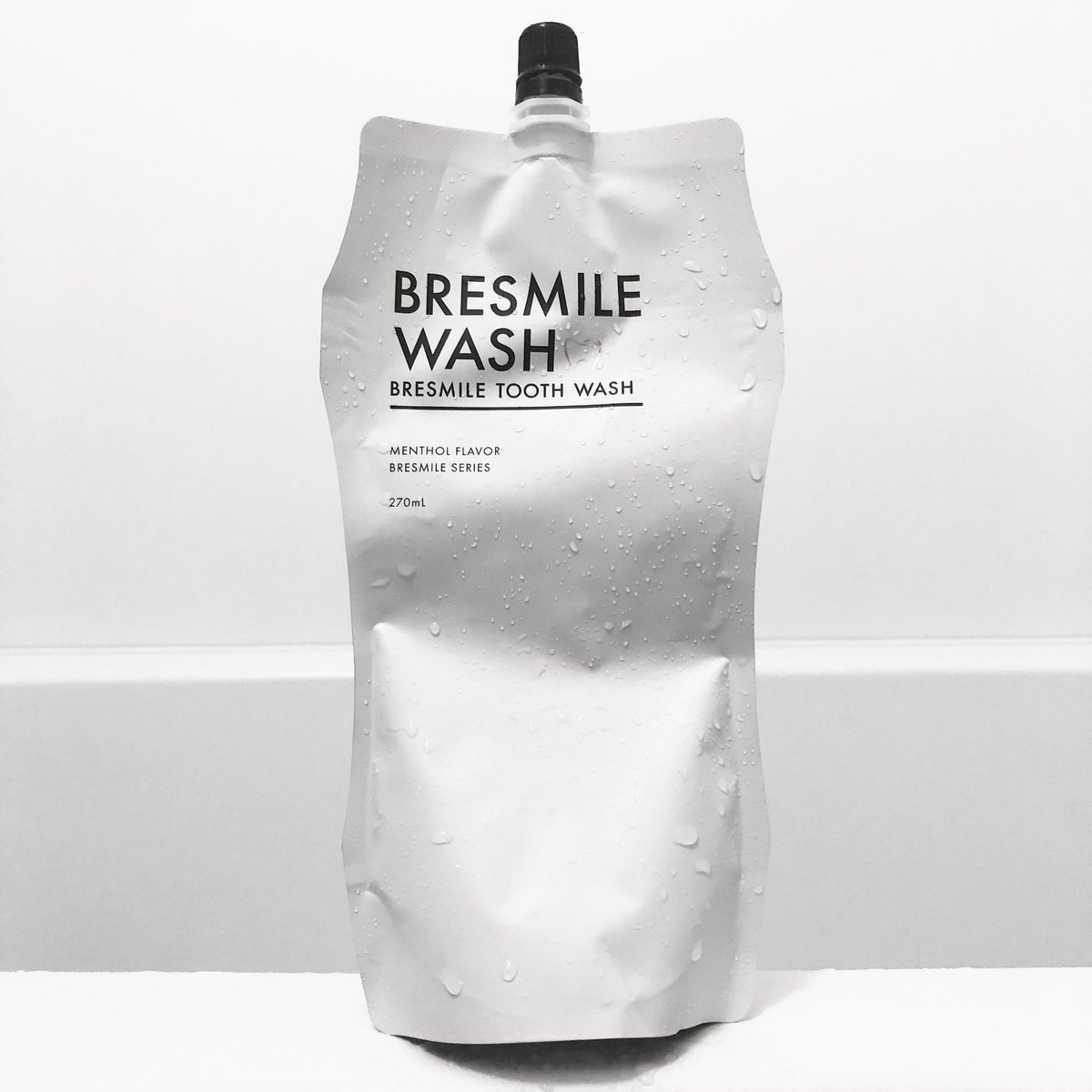 oteoteiotei2's tweet image. ブレスマイルウォッシュ
#使用レビュー #pr
たんぱく質汚れが目に見えて出てくるマウスウォッシュです。初めて使った時は茶色いカスがたくさん出てきて衝撃でした。
味は林檎系で清涼感は弱めです。
付属の小さな容器に移して使うのですがパウチタイプゆえに安定感がなくて溢れそうなのが惜しい😔