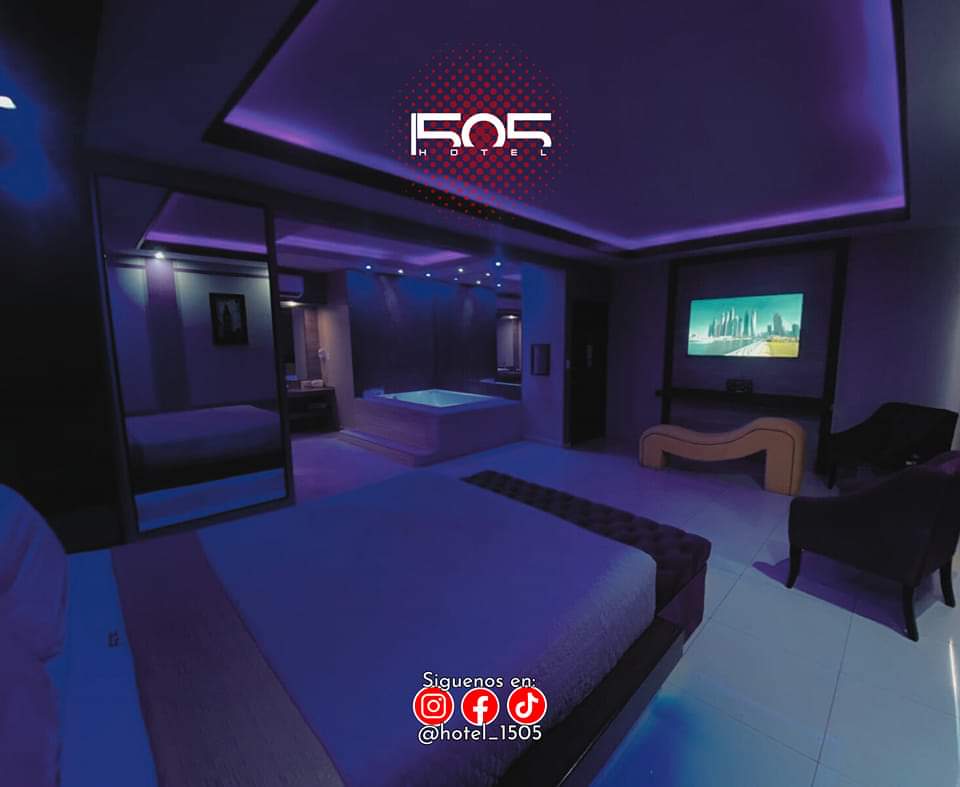 1505Hotel's tweet photo. 🌙 Sumérgete en una noche de puro placer en Hotel 1505. 💜✨Entre luces tenues y un ambiente que invita a dejarse llevar, nuestras habitaciones están listas para ser el escenario perfecto de tus mejores fantasías. Ven y disfruta de la comodidad y el lujo que nosotros te ofrecemos https://t.co/JOiA7JnbT3