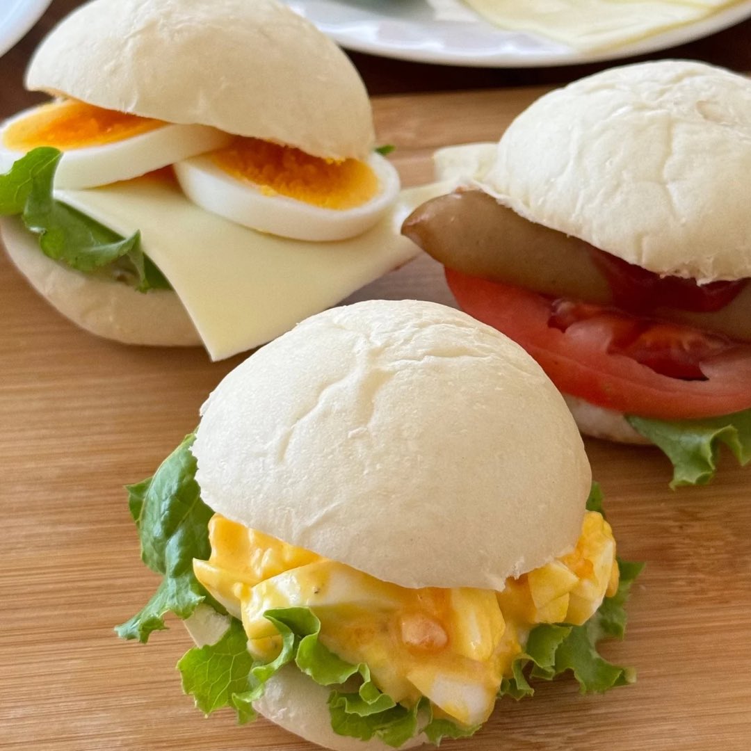 今日は
ふわもち白パンレッスンでした。
たまには…と思い
たまごサンド、ウインナーサンド
などなど色々はさんでみました❣️
酒種酵母パンがおいしいから
具材が生きてきますね😋
ふわもち白パン
きになりませんか？
#オンラインパン教室