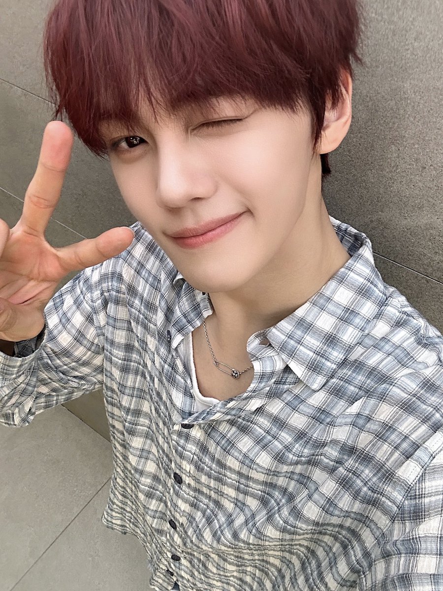 ZB1_official's tweet photo. _𝗭𝗘𝗥𝗢𝗙𝗢𝗖𝗨𝗦

아기 제로즈🐣 : 열심히 공부해서 대학교 가면 이런 선배 있나요?
어른 제로즈🌹 : 네니오. 체크 셔츠 선배는 있으나 안타깝게도 저 미모의 규빈 선배는 없습니다.

#ZEROBASEONE #ZB1
#제로베이스원 https://t.co/RREXuMItxD