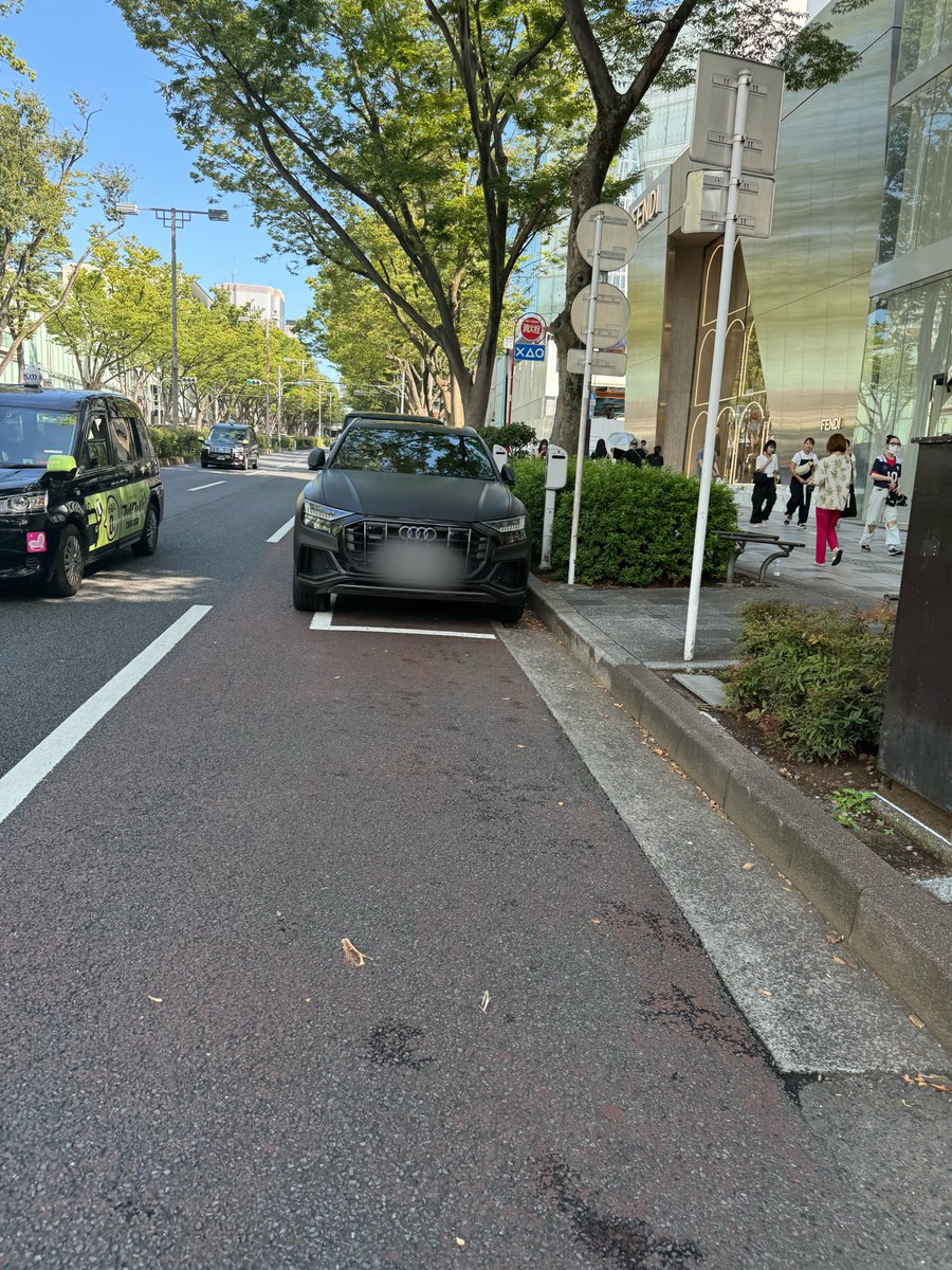 表参道で目撃

アウディQ8quattro艶消BKがパーキングメーターに

前のスペースに停車や昇降車が

美人ではないが、セレブぽい女性が戻り、0分に戻すため車を出入れしたそうだがテクがなさそうで、何と警察に通報して前の車を脅してどかした
そして0分に戻し再びショッピングへ

東京のセレブは一味違う