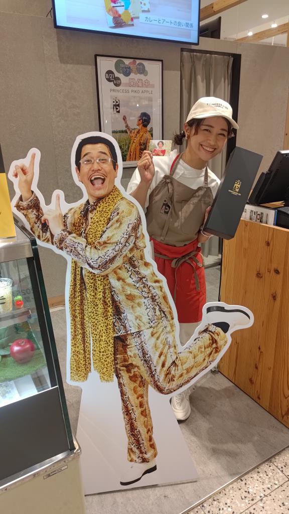 hitomi_yasueda's tweet photo. はじめましての方や、お久しぶりな方、お仕事仲間、大阪時代一緒に働いてた方達、家族、同級生…
たまにフラッと買ってくれるお客様と
ずっと「あーーー！！！！！」って言い続けてます。笑
少し休憩して後半も頑張ります🫡✨ https://t.co/8vncuD6DHP