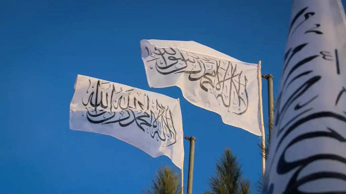 dailyislamist's tweet photo. 🔴 Afganistan İslam Emirliği’nde 'İyiliği Emretme ve Kötülükten Sakındırma Kanunu' yürürlüğe girdi

Hanefi fıkhı temelinde hazırlanan kanundaki düzenlemeler şu şekilde 👇

- Faiz almak ve vermek, istifçilik, küfür etmek, yalan söylemek, haram olan malzemelerin satışını yapmak yasaklandı

- Devlet dairelerinde çalışanların namazları vaktinde ve cemaatle kılması zorunlu hale getirildi.

- Hayvan dövüştürmek, kağıt oyunları oynatmak yasak.

- Kamusal alanda "haremlik-selamlık" uygulamasının ihlal edilmesi yasaklandı.

- Canlı suretlerin çizimi ve bastırılması yasaklandı. (Yönetim liderlerinin fotoğraflarının araçlara ve dükkanlara asılması da yasak)

- Kamuya açık alanlarda müzik çalınması yasaklandı. İhlal edilirse aletlere el koyulacak

- Erkeklerin “avret mahalli" olarak kabul edilen bölgeleri kapatan kıyafetler giymesi şart koşuldu.

- Kravat takılması, saçların İslam’a aykırı kesilmesi (bir tarafı kazıtıp bir tarafı uzatmak gibi) ve sakalların kökten kazıtılması yasaklandı.

- Kadınların tüm bedenlerini örtecek kıyafetler giymesi (yüzleri dahil) zorunlu hale getirildi.

- İslam, Müslümanlar ve şeriat aleyhinde medya üzerinden yayın yapmak suç haline getirildi.