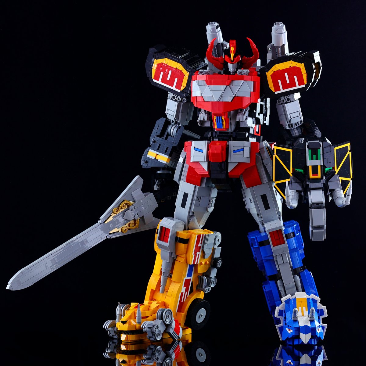 LEGOdouMoko's tweet image. LEGOで「恐竜戦隊ジュウレンジャー」に登場する大獣神、完成しました!
5体の守護獣が差し替えなく変形合体、そしてフル可動。
もちろんダイノタンカーも再現しています #LEGO