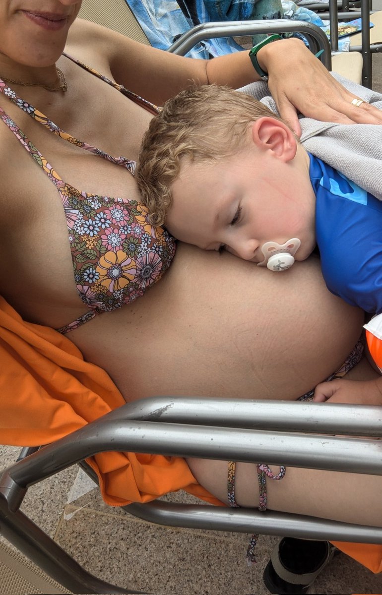 זה מה שיצא לי כשגיא התעייף מהבריכה ונרדם על אחיו העובר... ☺️