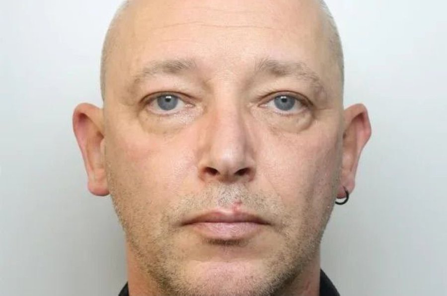 You couldn't make it up, a peadophile who has 31 sexual convictions including against under 13's was at the riots chanting "Save our kids."

Another one of Tommy Robinson's peadophiles.