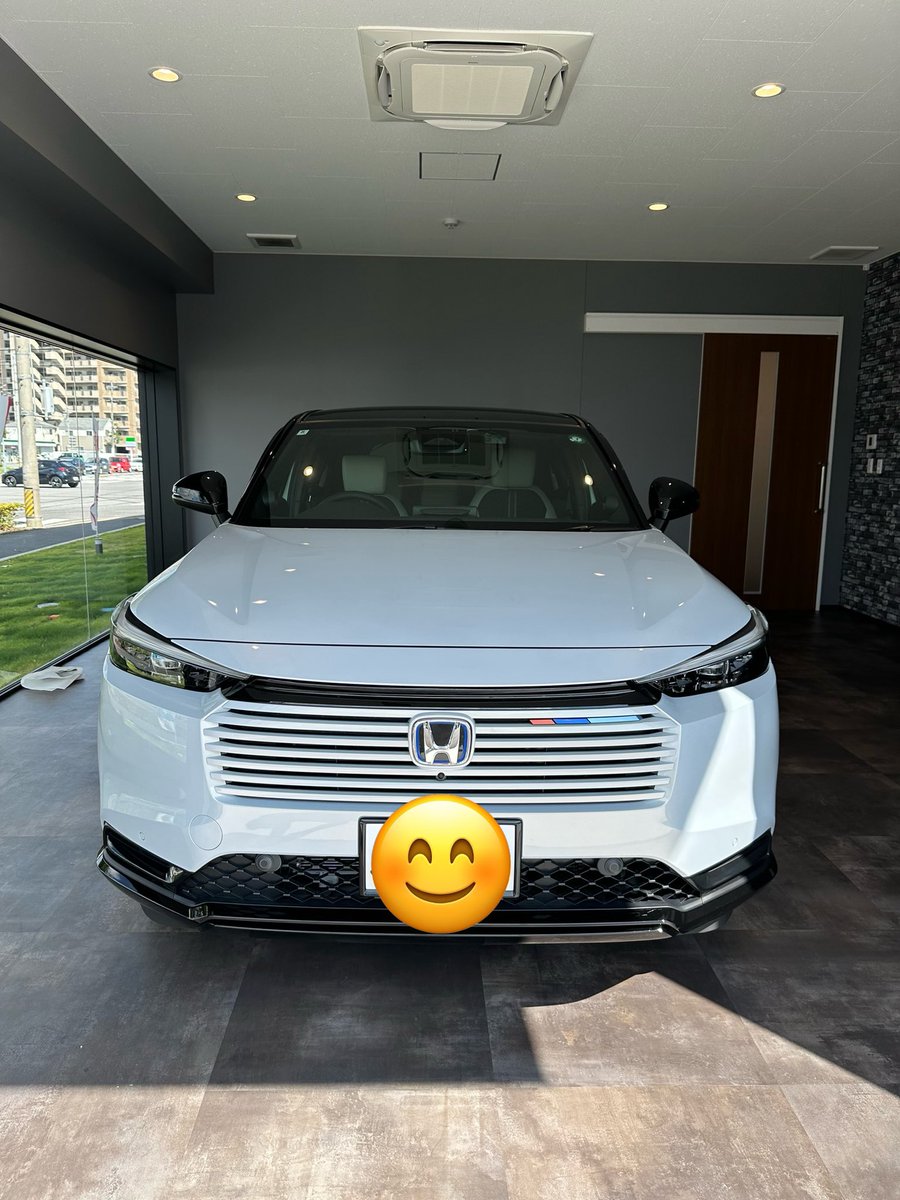 nanaji217's tweet photo. 本日、ヴェゼル  eHEV  Z  PLaYパッケージ　プレミアムサンライトホワイトパール&amp;ブラック納車しました😊

昼や夜、光のあたり方で表情を変えるこのカラー、そして開放感あふれるパノラマルーフすごく気に入ってます👍

これから末永く大切に乗っていきます☺️

#ヴェゼル #VEZEL #eHEV #サンホワ https://t.co/dANrkU4TE6