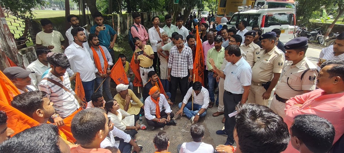 ABVPVoice's tweet photo. उत्तर बिहार प्रांत में अभाविप सुपौल एवं मधेपुरा विभाग के कार्यकर्ताओं द्वारा बीएन मंडल विश्वविद्यालय की सिंडिकेट बैठक के दौरान परीक्षा परिणाम में अनियमितता, महाविद्यालयों में व्याप्त भ्रष्टाचार, शैक्षणिक सत्र में विलंब एवं फीस बढ़ोतरी के विरोध में प्रदर्शन किया गया।

#ABVPForStudents