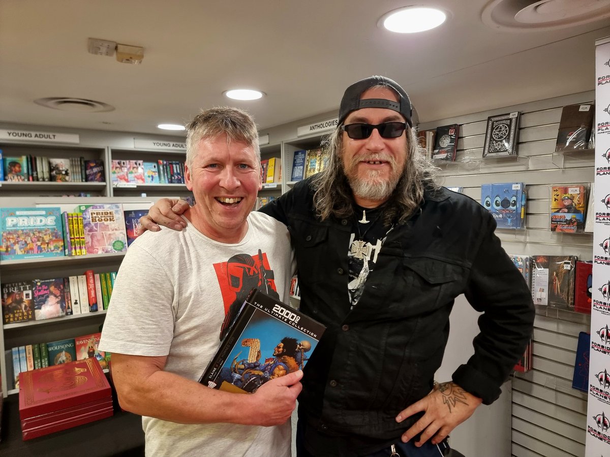 2000adSouthern's tweet image. The Simon Bisley signing at @ForbiddenPlanet for his truly stunning Horned God is in full flight, and I gotta say, it's some queue ✊️
I managed to grab a few pictures of members of the Southern Contingent when they met the legend!
#comicbookart #comicartist #ComicArt #comic