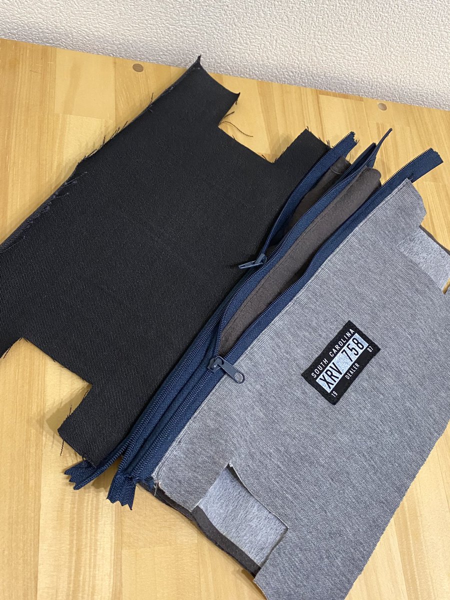 001100vs's tweet photo. 前回バッグを作るのに使用した服の残りでペンケース完成！！

今日一日楽しめた！
『リメイクする』ことでさらに満足感がUPする

#ハンドメイド   #小物作り
#ダブルファスナーペンケース https://t.co/GxhAqJEPxv