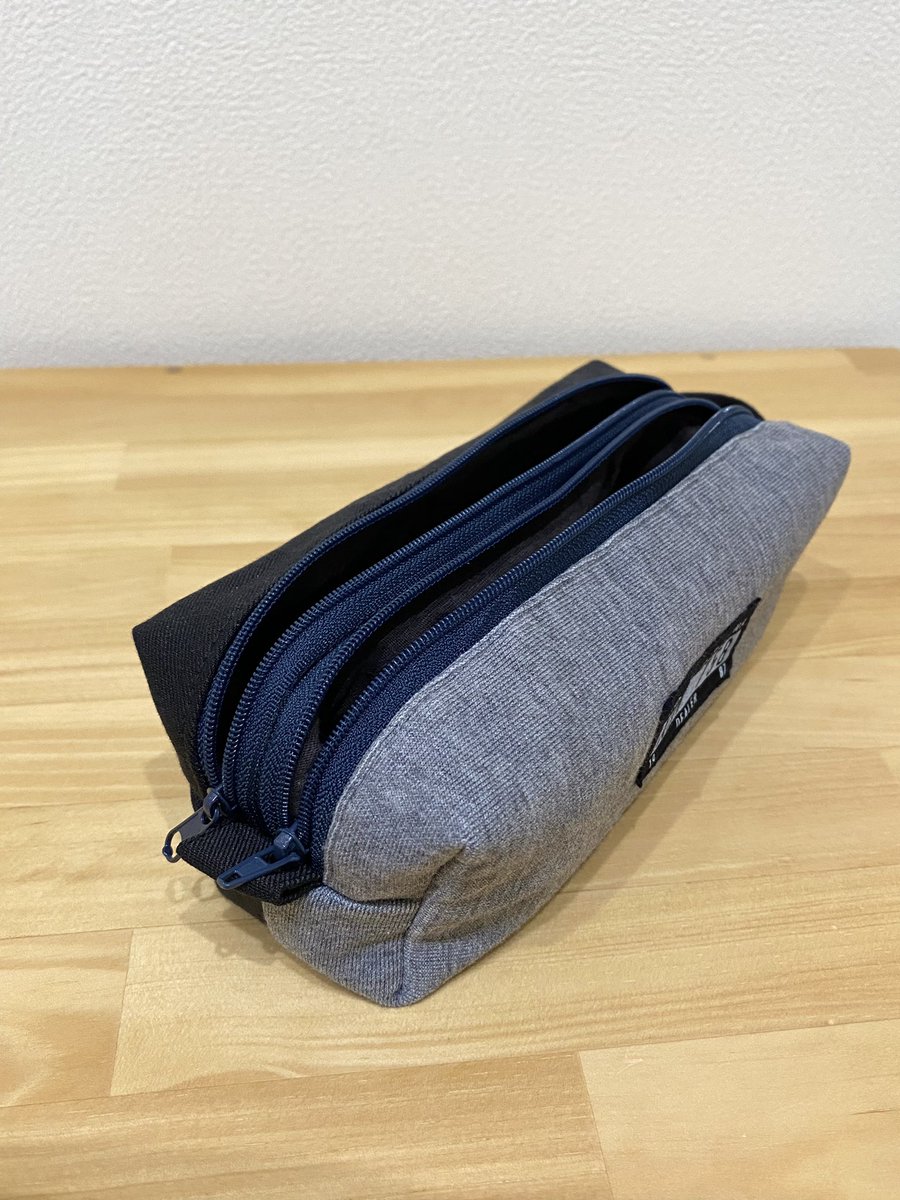 001100vs's tweet photo. 前回バッグを作るのに使用した服の残りでペンケース完成！！

今日一日楽しめた！
『リメイクする』ことでさらに満足感がUPする

#ハンドメイド   #小物作り
#ダブルファスナーペンケース https://t.co/GxhAqJEPxv