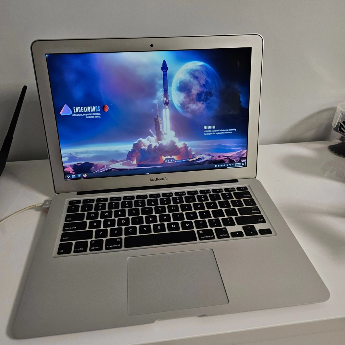 catuslee's tweet photo. This 11 years old MacBook Air is too old for modern MacOS, too slow and torn to give away, but too un-eco-friendly to throw away.
Installed Linux and it turns into a beast. Faster than my i7 Win laptop! 
Aging is not really a problem, if you can find a way to age gracefully  🤣 https://t.co/qGFE1MFWww