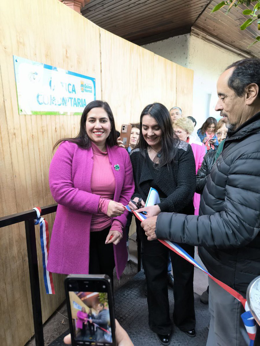 FloresNormal's tweet photo. La óptica comunitaria ya es una realidad en Quinta Normal🤩👓. Sin duda alguna, esta iniciativa beneficiará a muchos vecinos y vecinas. Gracias @karydelfino por acoger la propuesta presentada por esta concejalía 🙌 #opticacomunitaria https://t.co/vouGirFRaV
