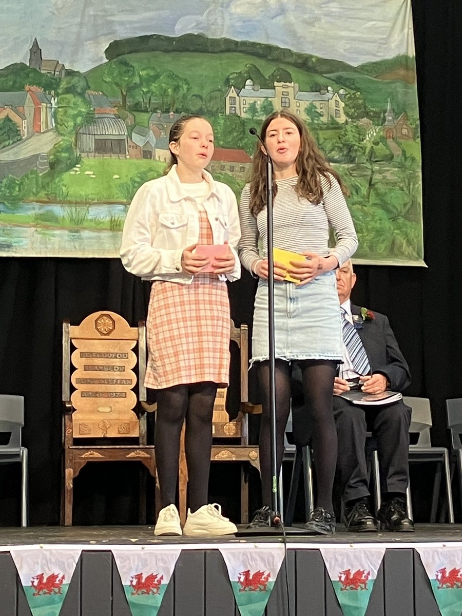 Un o’n tenoriaid Emlyn Davies, cadeirydd y pwyllgor gwaith yn agor <a href="/SteddfodLlanbed/">Steddfod RTJ Llanbed</a> @Pantyfedwen ac Alwena a Gwenan Owen yn canu’r gân croeso #dewchdraw 🎶<a href="/Clonc360/">Clonc360</a>