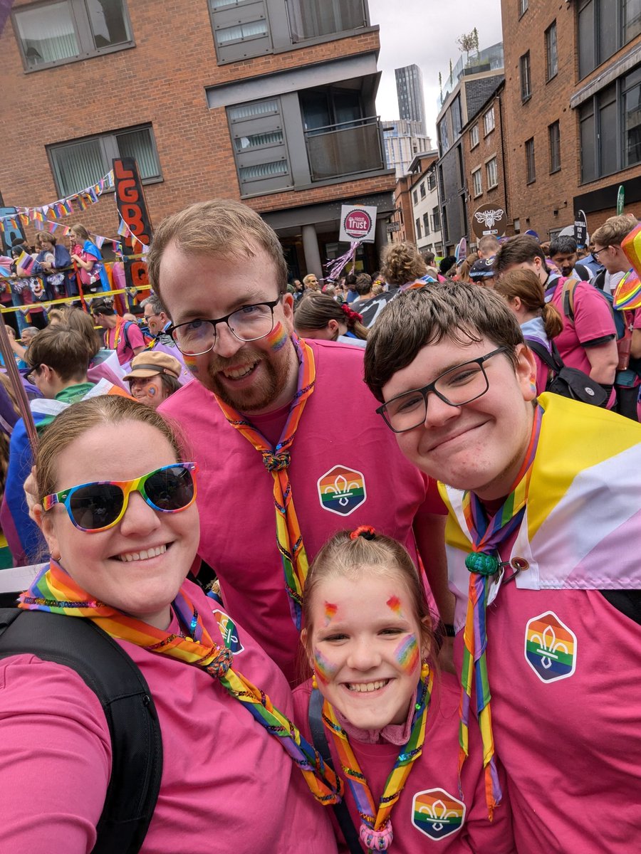LClynes88's tweet photo. Flying the rainbow high at #ManchesterPride ♥️⚜️🌈🐝 #brscouts @BRScouts @GMNScouts 😁 https://t.co/GGSBvnOiXS